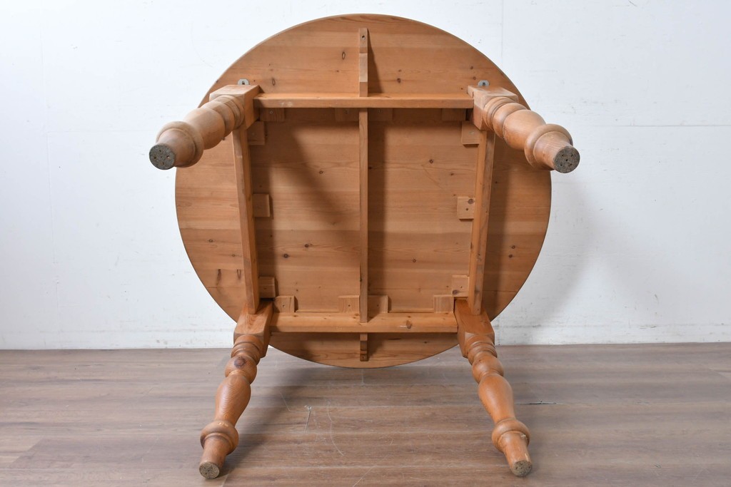 中古　希少な廃番品　THE PENNY WISE(ザ・ペニーワイズ)　パイン材　挽物脚がクラシカルなラウンドテーブル　(R-088965)