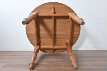 中古　希少な廃番品　THE PENNY WISE(ザ・ペニーワイズ)　パイン材　挽物脚がクラシカルなラウンドテーブル　(R-088965)