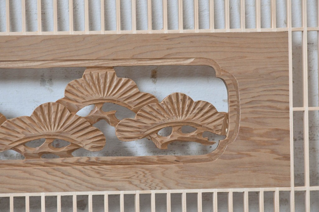 ヴィンテージ建具　昭和後期　鶴と松の彫刻が入った組子欄間1枚　(R-088975)