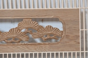 ヴィンテージ建具　昭和後期　鶴と松の彫刻が入った組子欄間1枚　(R-088975)
