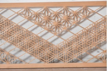 ヴィンテージ建具　昭和後期　麻の葉文様を取り入れた幾何学模様の組子欄間1枚　(R-088977)