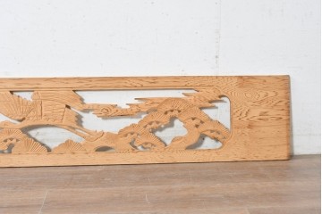 ヴィンテージ建具　昭和後期　鶴松図の彫刻があしらわれた彫刻欄間2枚セット　(R-088978)