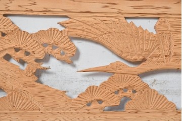 ヴィンテージ建具　昭和後期　鶴松図の彫刻があしらわれた彫刻欄間2枚セット　(R-088978)