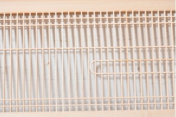 ヴィンテージ建具　昭和後期　整然と並ぶ格子に流れるような曲線が美しい筬欄間2枚セット　(R-088981)
