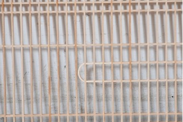 ヴィンテージ建具　昭和後期　整然と並ぶ格子に流れるような曲線が美しい筬欄間2枚セット　(R-088981)