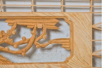 ヴィンテージ建具　昭和後期　彫刻入り　松竹梅の意匠と繊細な組子が美しい欄間2枚セット　(R-088987)