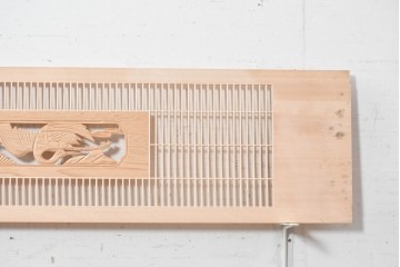 ヴィンテージ建具　昭和後期　筬格子に鶴と松の立体彫刻が映える欄間2枚セット　(R-088988)