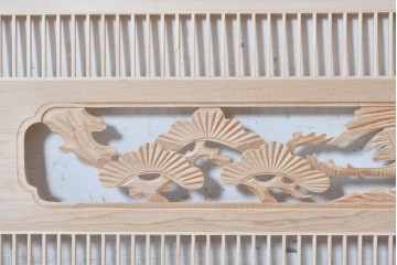 ヴィンテージ建具　昭和後期　筬格子に鶴と松の立体彫刻が映える欄間2枚セット　(R-088988)