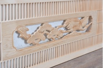 ヴィンテージ建具　昭和後期　筬格子に鶴と松の立体彫刻が映える欄間2枚セット　(R-088988)