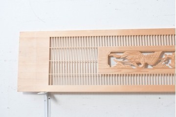 ヴィンテージ建具　昭和後期　筬格子に鶴と松の立体彫刻が映える欄間2枚セット　(R-088988)