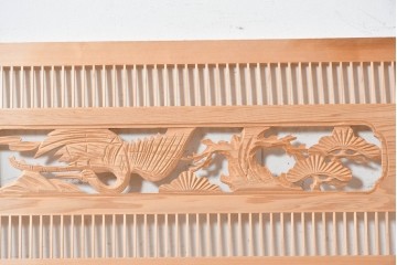ヴィンテージ建具　昭和後期　筬格子に鶴と松の立体彫刻が映える欄間2枚セット　(R-088988)