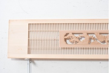 ヴィンテージ建具　昭和後期　筬格子に鶴と松の立体彫刻が映える欄間2枚セット　(R-088989)