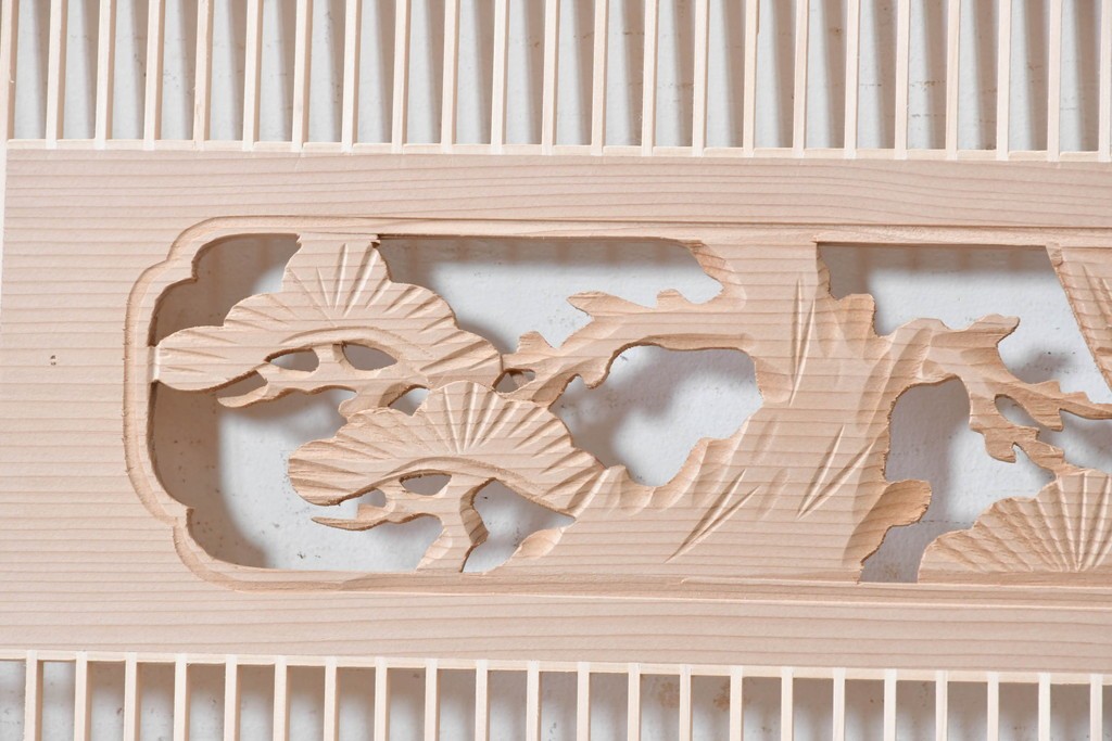 ヴィンテージ建具　昭和後期　筬格子に鶴と松の立体彫刻が映える欄間2枚セット　(R-088989)