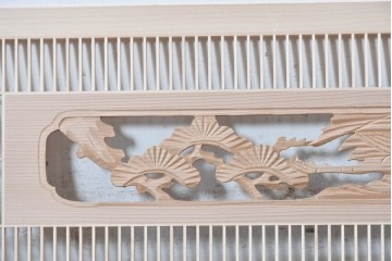 ヴィンテージ建具　昭和後期　筬格子に鶴と松の立体彫刻が映える欄間2枚セット　(R-088989)