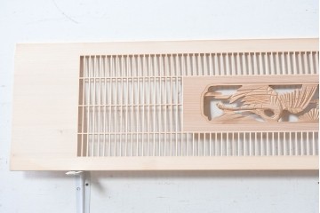 ヴィンテージ建具　昭和後期　筬格子に鶴と松の立体彫刻が映える欄間2枚セット　(R-088989)