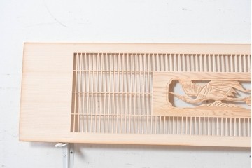 ヴィンテージ建具　昭和後期　筬格子に鶴と松の立体彫刻が映える欄間2枚セット　(R-088990)