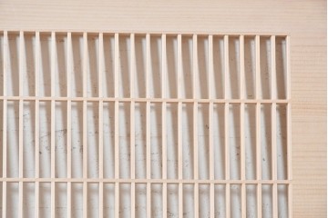 ヴィンテージ建具　昭和後期　筬格子に鶴と松の立体彫刻が映える欄間2枚セット　(R-088990)
