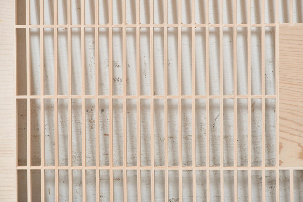 ヴィンテージ建具　昭和後期　筬格子に鶴と松の立体彫刻が映える欄間2枚セット　(R-088990)