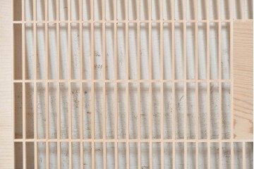 ヴィンテージ建具　昭和後期　筬格子に鶴と松の立体彫刻が映える欄間2枚セット　(R-088990)