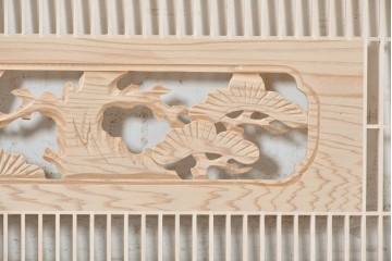 ヴィンテージ建具　昭和後期　筬格子に鶴と松の立体彫刻が映える欄間2枚セット　(R-088990)