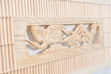 ヴィンテージ建具　昭和後期　筬格子に鶴と松の立体彫刻が映える欄間2枚セット　(R-088990)
