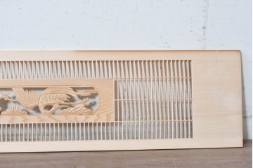 ヴィンテージ建具　昭和後期　筬格子に鶴と松の立体彫刻が映える欄間2枚セット　(R-088990)