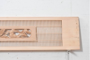 ヴィンテージ建具　昭和後期　筬格子に鶴と松の立体彫刻が映える欄間2枚セット　(R-088991)