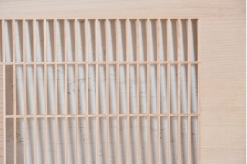 ヴィンテージ建具　昭和後期　筬格子に鶴と松の立体彫刻が映える欄間2枚セット　(R-088991)