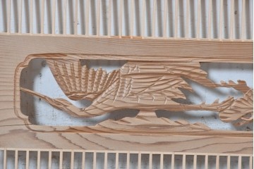ヴィンテージ建具　昭和後期　筬格子に鶴と松の立体彫刻が映える欄間2枚セット　(R-088991)