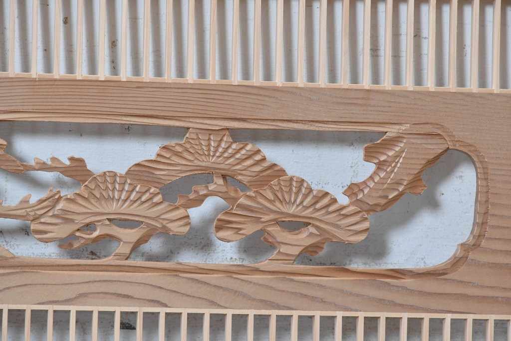 ヴィンテージ建具　昭和後期　筬格子に鶴と松の立体彫刻が映える欄間2枚セット　(R-088991)