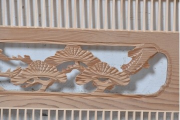 ヴィンテージ建具　昭和後期　筬格子に鶴と松の立体彫刻が映える欄間2枚セット　(R-088991)