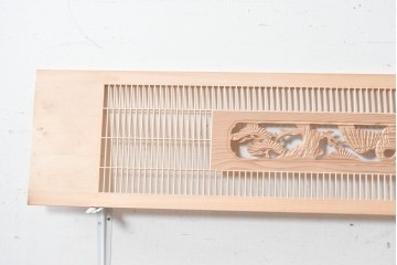 ヴィンテージ建具　昭和後期　筬格子に鶴と松の立体彫刻が映える欄間2枚セット　(R-088991)