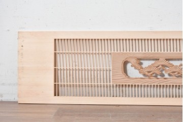 ヴィンテージ建具　昭和後期　筬格子に鶴と松の立体彫刻が映える欄間2枚セット　(R-088991)