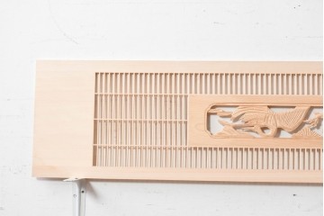 ヴィンテージ建具　昭和後期　筬格子に鶴と松の立体彫刻が映える欄間2枚セット　(R-088992)