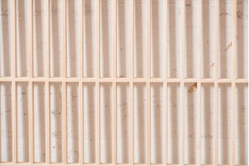 ヴィンテージ建具　昭和後期　筬格子に鶴と松の立体彫刻が映える欄間2枚セット　(R-088992)