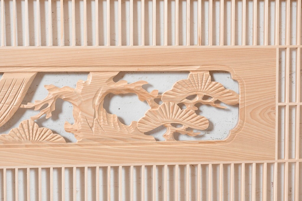 ヴィンテージ建具　昭和後期　筬格子に鶴と松の立体彫刻が映える欄間2枚セット　(R-088992)