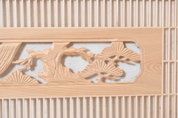 ヴィンテージ建具　昭和後期　筬格子に鶴と松の立体彫刻が映える欄間2枚セット　(R-088992)