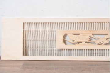 ヴィンテージ建具　昭和後期　筬格子に鶴と松の立体彫刻が映える欄間2枚セット　(R-088992)