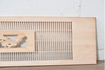 ヴィンテージ建具　昭和後期　筬格子に鶴と松の立体彫刻が映える欄間2枚セット　(R-088992)