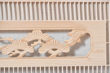 ヴィンテージ建具　昭和後期　筬格子に鶴と松の立体彫刻が映える欄間2枚セット　(R-088992)