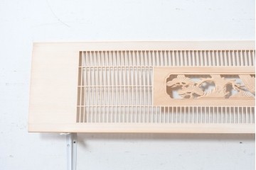ヴィンテージ建具　昭和後期　筬格子に鶴と松の立体彫刻が映える欄間2枚セット　(R-088992)