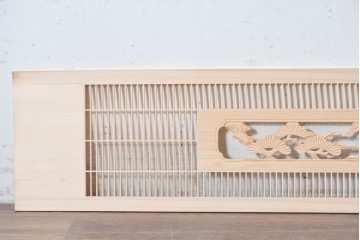 ヴィンテージ建具　昭和後期　筬格子に鶴と松の立体彫刻が映える欄間2枚セット　(R-088992)