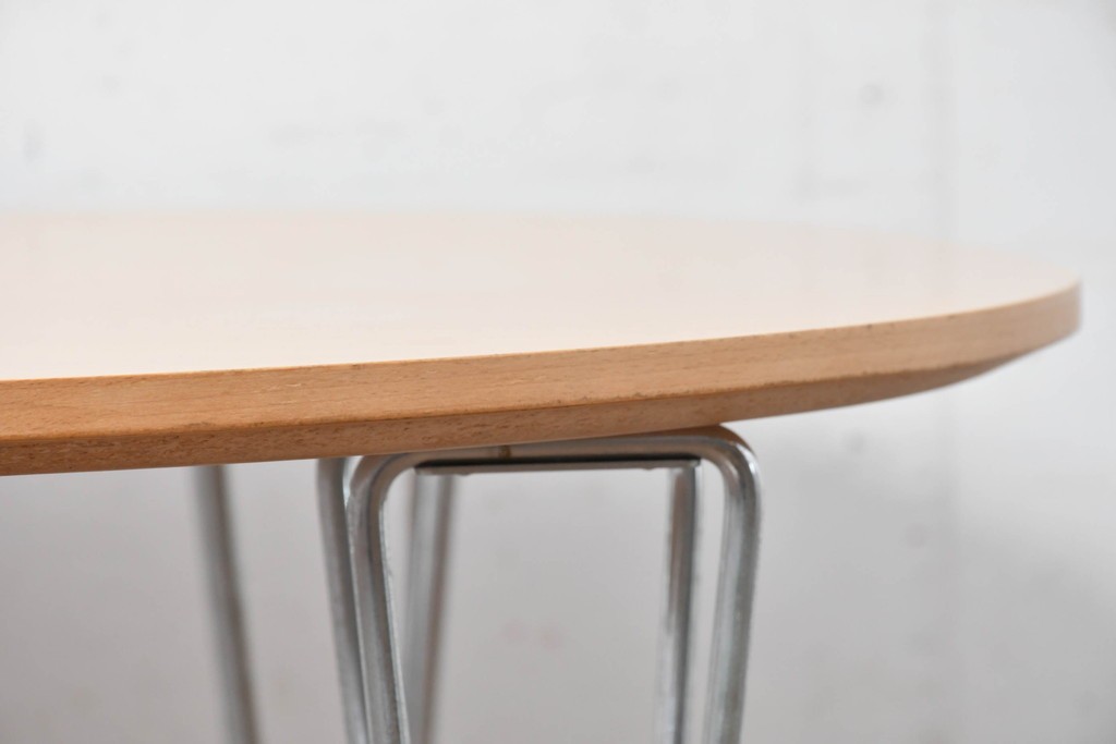 デンマークヴィンテージ　FRITZ HANSEN(フリッツハンセン)　数学的曲線でデザインされたスーパー円テーブル　現行定価約34万円　(R-088999)