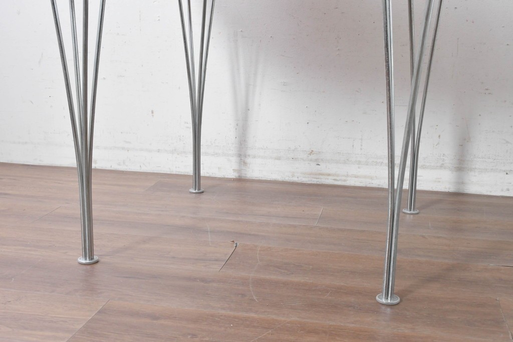 デンマークヴィンテージ　FRITZ HANSEN(フリッツハンセン)　数学的曲線でデザインされたスーパー円テーブル　現行定価約34万円　(R-088999)