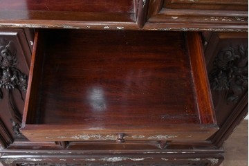 アジアンヴィンテージ　上手物　花梨材に彫刻と螺鈿細工が美しく映えるオリエンタルな変わりデザインキャビネット　(R-089001)