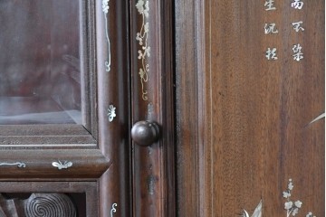 アジアンヴィンテージ　上手物　花梨材に彫刻と螺鈿細工が美しく映えるオリエンタルな変わりデザインキャビネット　(R-089001)