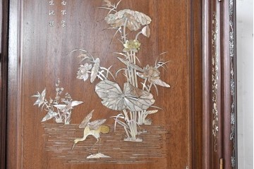 アジアンヴィンテージ　上手物　花梨材に彫刻と螺鈿細工が美しく映えるオリエンタルな変わりデザインキャビネット　(R-089001)