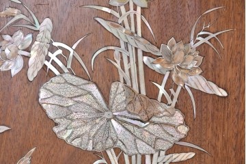 アジアンヴィンテージ　上手物　花梨材に彫刻と螺鈿細工が美しく映えるオリエンタルな変わりデザインキャビネット　(R-089001)