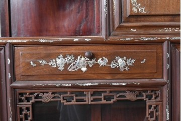 アジアンヴィンテージ　上手物　花梨材に彫刻と螺鈿細工が美しく映えるオリエンタルな変わりデザインキャビネット　(R-089001)