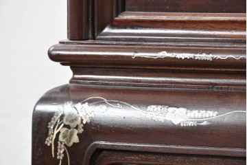 アジアンヴィンテージ　上手物　花梨材に彫刻と螺鈿細工が美しく映えるオリエンタルな変わりデザインキャビネット　(R-089001)
